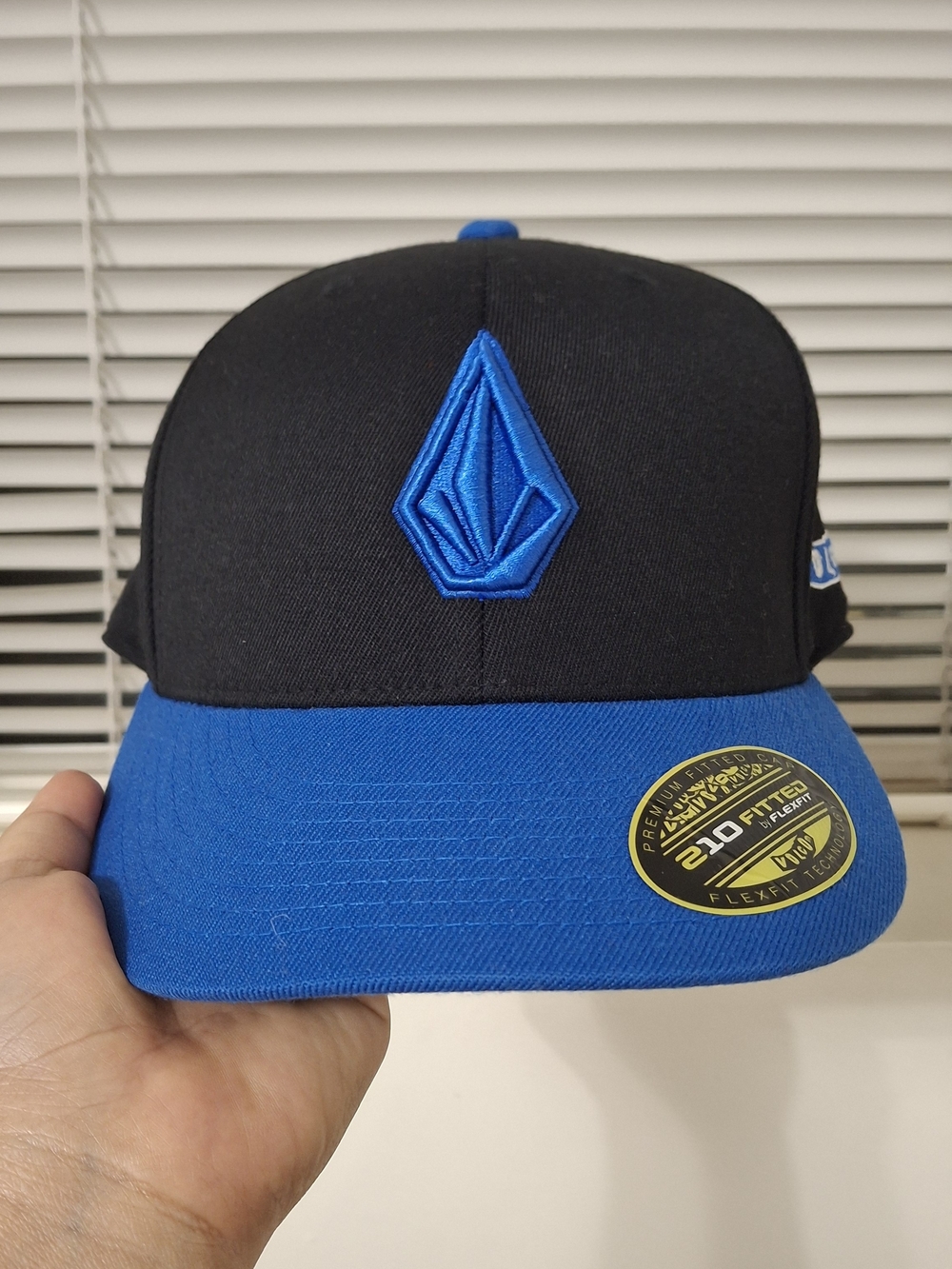 Volcom Stone Logo Baseball Cap Hat 210 Fitted by Flexfit Black Blue